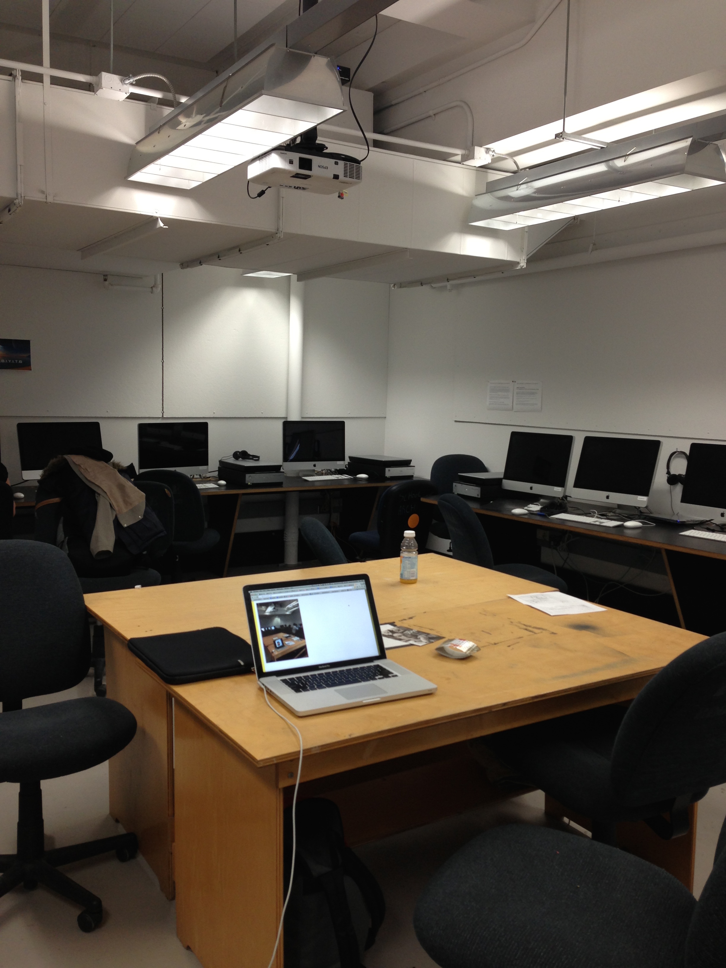 A mostly empty computer lab at Yale